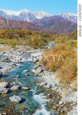 秋の長野県白馬 三段紅葉の白馬三山 秋の長野県白馬 三段紅葉の白馬三山 112824287