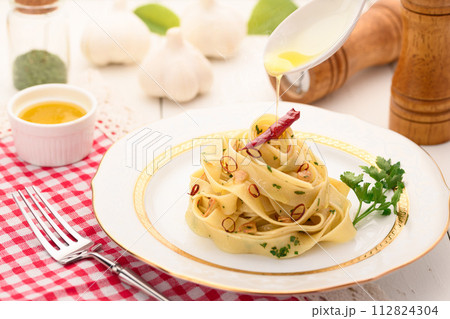 フェットチーネ ペペロンチーノ フェットチーネ ペペロンチーノ 112824304