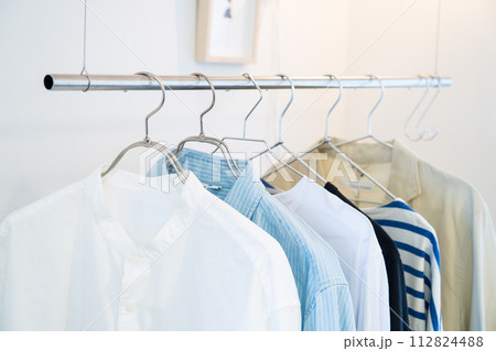 ハンガーにかかったメンズの洋服 ハンガーにかかったメンズの洋服 112824488