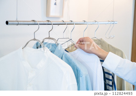 ハンガーにかかったメンズの洋服と手 ハンガーにかかったメンズの洋服と手 112824493