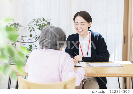 介護保険認定調査するケアマネージャー　介護支援専門員 112824506