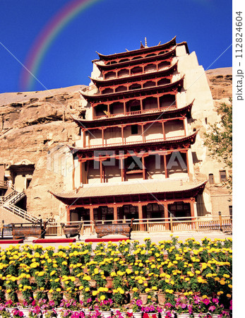 敦煌の莫高窟にかかる虹 112824604