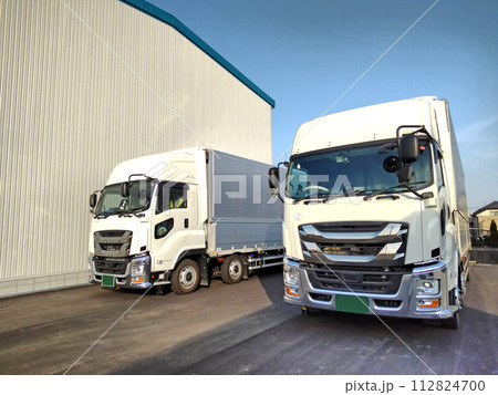 大型貨物トラックと倉庫 112824700