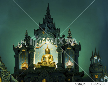 タイ・仏教寺院本堂の仏像 / Samut Prakan, Thailand タイ・仏教寺院本堂の仏像 / Samut Prakan, Thailand 112824705