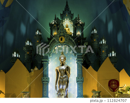 タイ・仏教寺院本堂の仏像 / Samut Prakan, Thailand 112824707