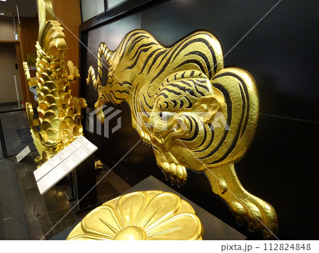 大阪城天守閣の伏虎、鯱、大阪城天守閣の第1層大破風の菊紋破風飾り 112824848