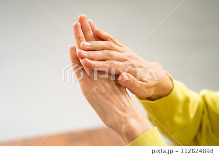 手のケアをする女性の手元 112824898
