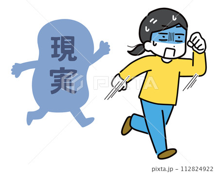 現実から逃げる私服の若い女性(全身) 112824922