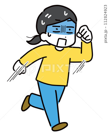 青ざめた顔で必死に走る私服の若い女性(全身) 青ざめた顔で必死に走る私服の若い女性(全身) 112824923