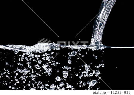 黒の背景に水中に舞い上がるたくさんの気泡. 黒の背景に水中に舞い上がるたくさんの気泡. 112824933