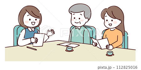 介護保険サービスについて相談している家族 介護保険サービスについて相談している家族 112825016