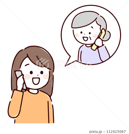 電話で楽しく話す女性とシニア女性 112825067