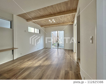 新築住宅のリビングルーム フローリング 掃き出し窓 新築住宅のリビングルーム フローリング 掃き出し窓 112825386