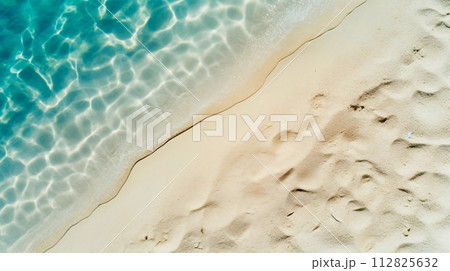 俯瞰したビーチ、海の波と砂浜、夏の背景 112825632