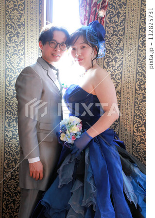 ウエディングドレス姿の新婦様とタキシードの新郎様室内撮影のフォトウエディング 112825731