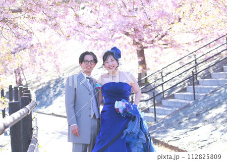 河津桜をバックにロイヤルブルーのカラード姿の新婦様フォトウエディングロケーション撮影ブライダルフォト 112825809