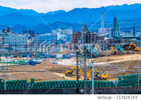 日本の相模原市都市景観　橋本駅前で進む中央新幹線の神奈川県駅（仮称）新設工事などを望む 112826103