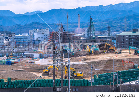日本の相模原市都市景観　橋本駅前で進む中央新幹線の神奈川県駅（仮称）新設工事などを望む 112826183