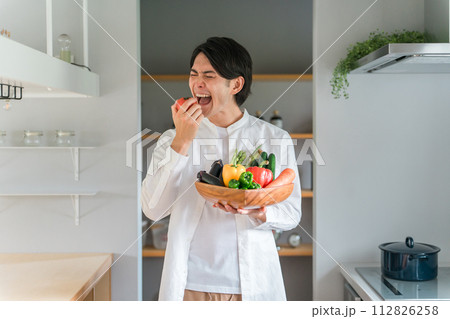 家のキッチンで野菜を持つ男性(オーガニック・無農薬野菜・食物繊維・マクロビ・食生活) 家のキッチンで野菜を持つ男性(オーガニック・無農薬野菜・食物繊維・マクロビ・食生活) 112826258