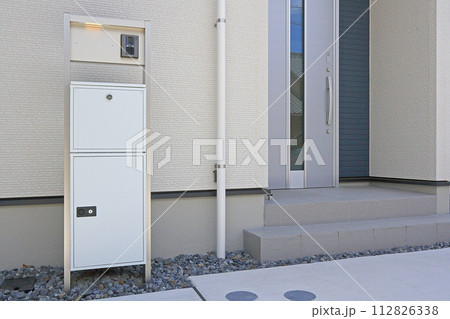 住宅の玄関に設置された宅配ボックス 住宅の玄関に設置された宅配ボックス 112826338