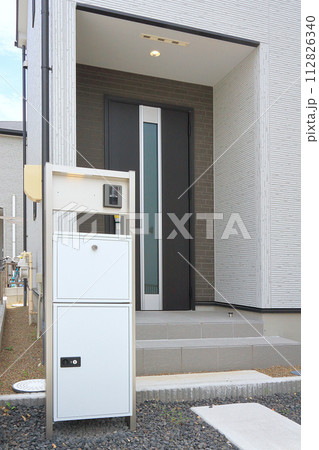 住宅の玄関に設置された宅配ボックス 住宅の玄関に設置された宅配ボックス 112826340
