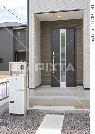 住宅の玄関に設置された宅配ボックス 住宅の玄関に設置された宅配ボックス 112826341