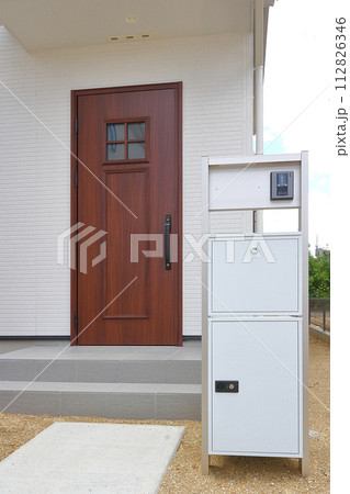 住宅の玄関に設置された宅配ボックス 住宅の玄関に設置された宅配ボックス 112826346