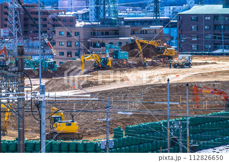 日本の相模原都市景観　橋本駅前で進む中央新幹線の神奈川県駅（仮称）新設工事や鉄塔などを望む 112826650