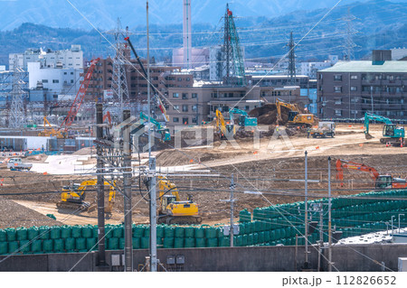 日本の相模原都市景観　橋本駅前で進む中央新幹線の神奈川県駅（仮称）新設工事や鉄塔などを望む 112826652