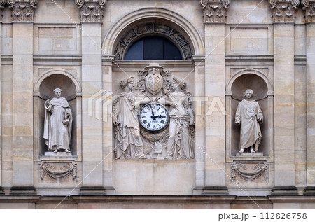 St. Thomas Aquinas, Pierre Lombard, muses support the clock, topped by the coat of arms of Cardinal Richelieu, facade of the St Ursule chapel of the Sorbonne in Paris 112826758