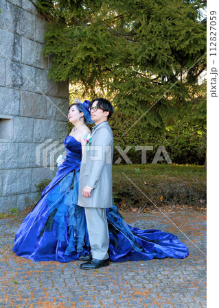 ロイヤルブルー色カラードレス姿の可愛い新婦様とタキシードの新郎様ロケ撮影のフォトウエディング 112827059