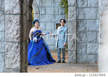 ロイヤルブルー色カラードレス姿の可愛い新婦様とタキシードの新郎様ロケ撮影のフォトウエディング 112827069