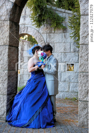 ロイヤルブルー色カラードレス姿の可愛い新婦様とタキシードの新郎様ロケ撮影のフォトウエディング 112827079