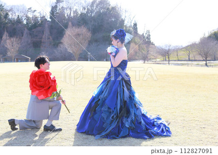 ロイヤルブルー色カラードレス姿の可愛い新婦様とタキシードの新郎様ロケ撮影のフォトウエディング 112827091