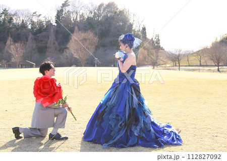 ロイヤルブルー色カラードレス姿の可愛い新婦様とタキシードの新郎様ロケ撮影のフォトウエディング ロイヤルブルー色カラードレス姿の可愛い新婦様とタキシードの新郎様ロケ撮影のフォトウエディング 112827092