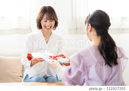 カーネーションを渡す女性　母の日イメージ 112827201