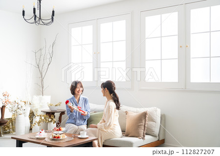 カーネーションを渡す女性　母の日イメージ 112827207