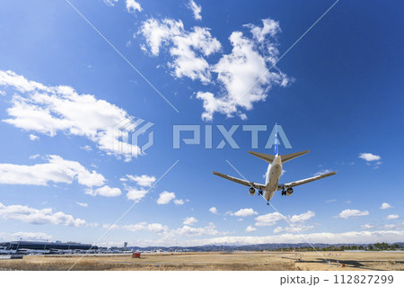 早春の仙台空港 着陸中の飛行機 宮城県名取市 早春の仙台空港 着陸中の飛行機 宮城県名取市 112827299