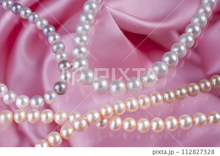 ピンク色の背景の真珠のネックレス集合 112827328