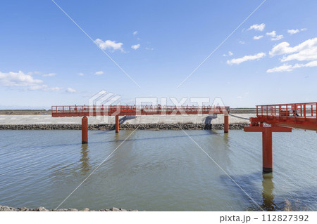 貞山堀に設置された仙台空港の進入灯　宮城県名取市 112827392