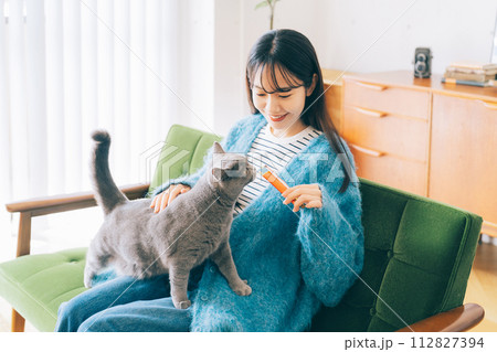 猫におやつをあげる女性 112827394
