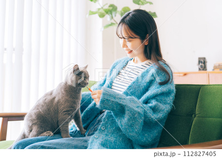 猫におやつをあげる女性 猫におやつをあげる女性 112827405