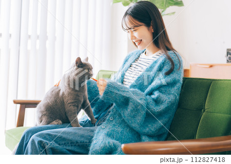 猫におやつをあげる女性 112827418