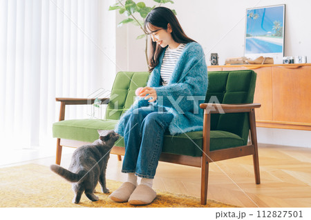 猫と遊ぶ女性 猫と遊ぶ女性 112827501