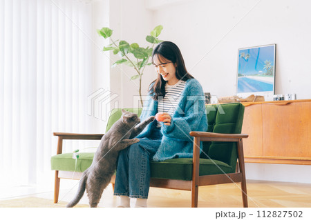 猫と遊ぶ女性 猫と遊ぶ女性 112827502