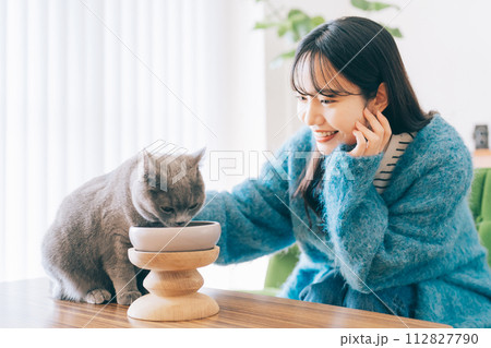 猫にごはんをあげる女性 猫にごはんをあげる女性 112827790