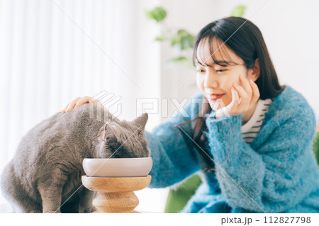 猫にごはんをあげる女性 猫にごはんをあげる女性 112827798