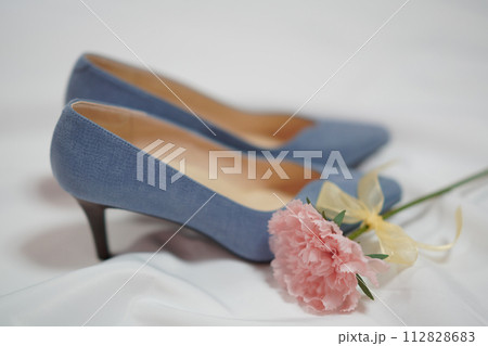 ピンク色のカーネーションと水色のパンプス　母の日の贈り物 112828683