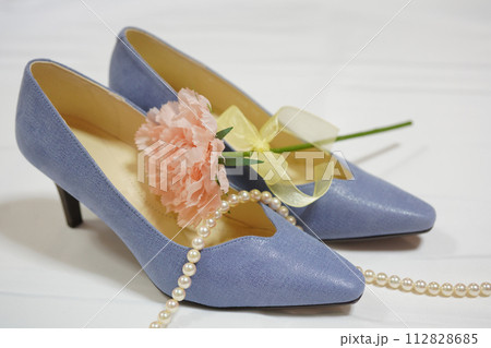 ピンク色のカーネーションと水色のパンプス　母の日の贈り物 112828685