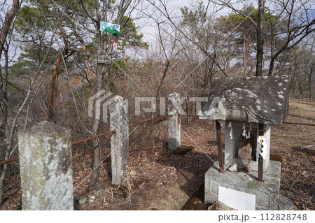 足利市　山川長林寺から大坊山ハイキング　山川浅間山頂の石祠　2024年2月17日 112828748